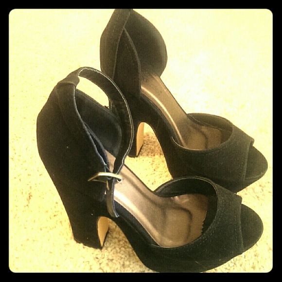Shoedazzle black velvet 3.5in platform heel