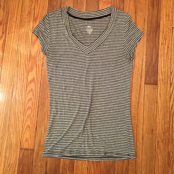 Mossimo T-shirt, deep V