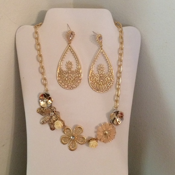 🎉REDUCED 🎉 New Necklace & Earrings🌺 NWOT