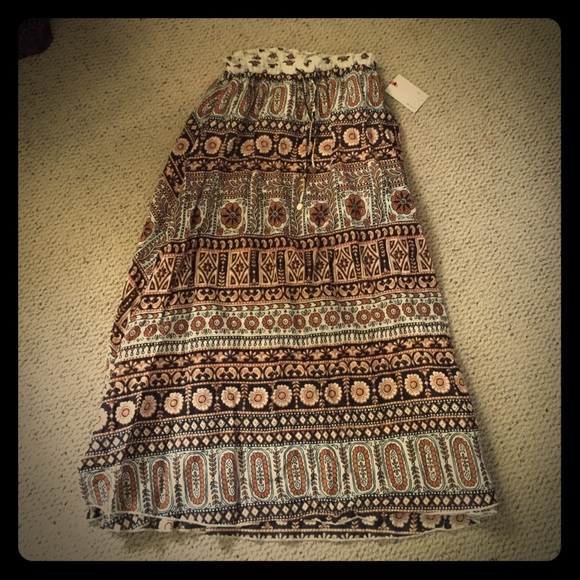 A Billabong flow skirt with an elastic waist.