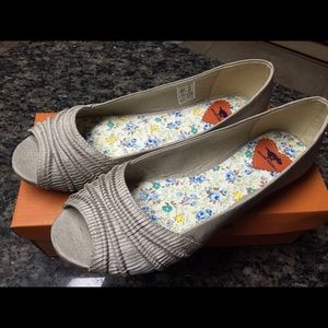 Beige/ silver open toe shoes