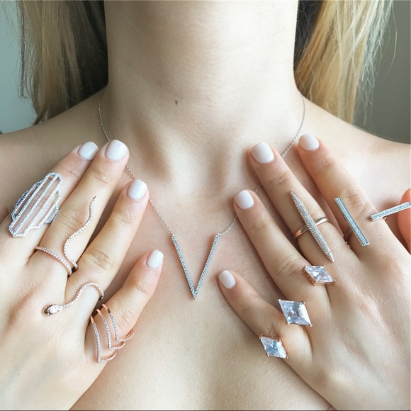 18 karat Rose gold plated and CZ V shape necklace - Picture 4 of 4