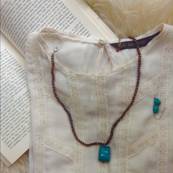 Necklace wit turquoise pendant.