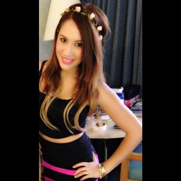 🎀 bundle of crop top and 2 strip color skirt🎀