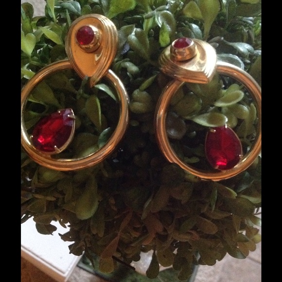 🌹Vintage gold pierced ear rings with the red gems