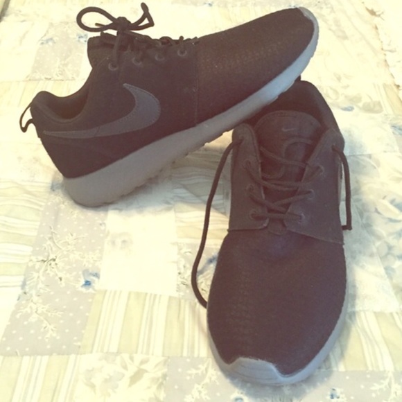 Women's Nike Roshe Size 8- Black
