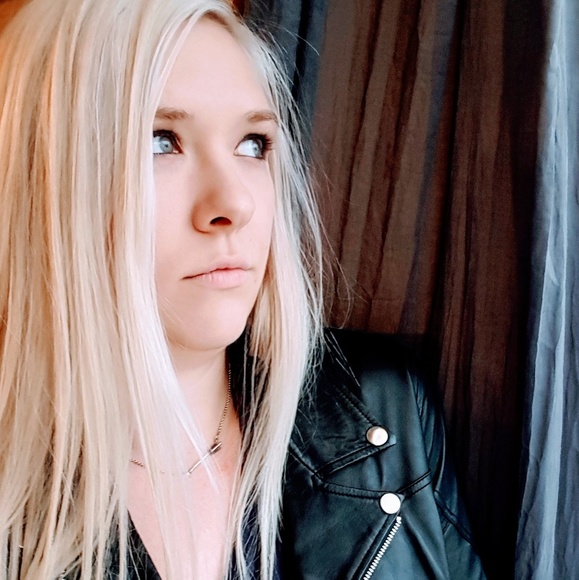 Meet your Seller/Buyer💋 - Picture 5 of 6