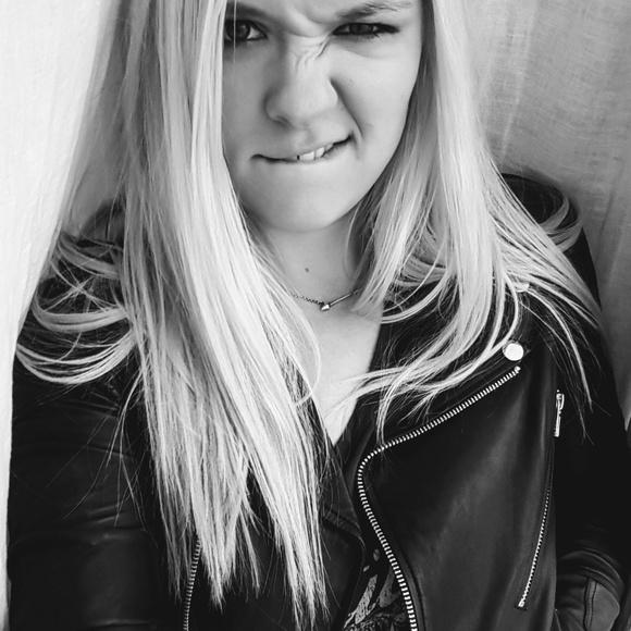 Meet your Seller/Buyer💋 - Picture 6 of 6