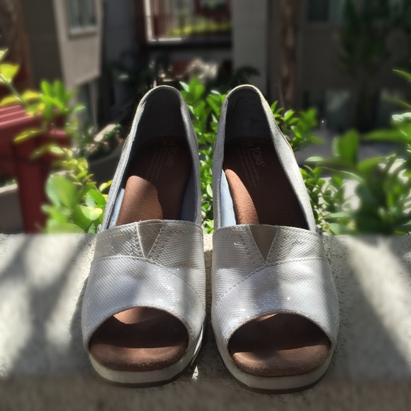 Toms white wedges size 8