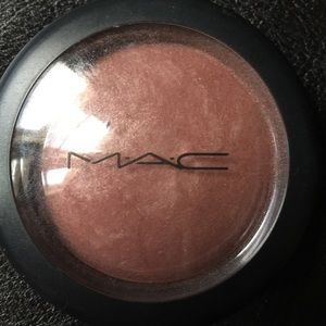 MAC mineralized blush in superduper natural