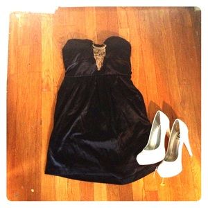 Chic strapless black dress