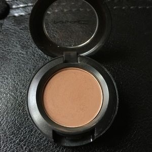 MAC eyeshadow in saddle