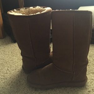 Bearpaw medium brown boots. Similar to uggs