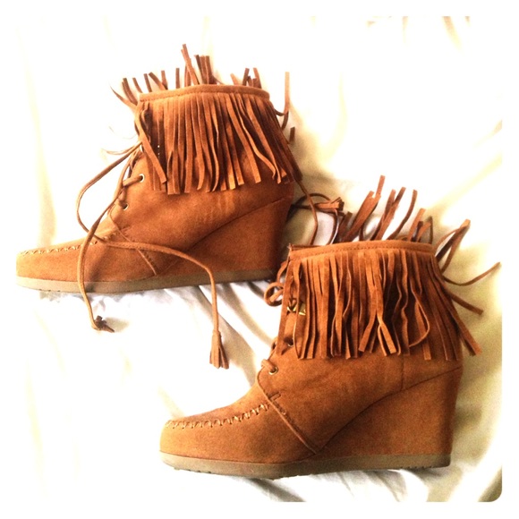 Camel fringe wedges. By Route 66 in a size 9