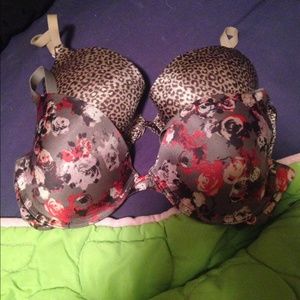 34d 2 Maidenform bras