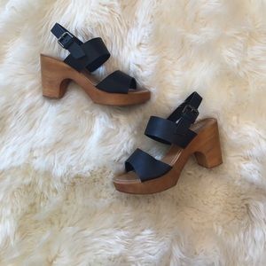 Cotton on wooden sandals.