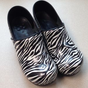 Sanita clogs in Zebra
