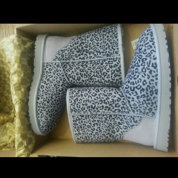 💯Authentic Grey Leopard Uggs in Women's Size 11