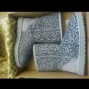 💯Authentic Grey Leopard Uggs in Women's Size 11
