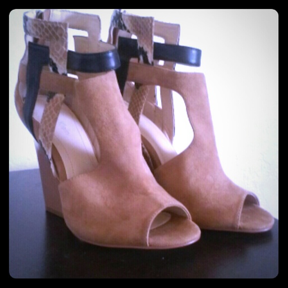 Calvin Klein Tan heels