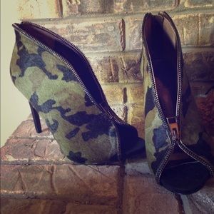 Carlos Santana Camo Pumps