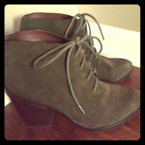 Steve Madden Jayson olive suede boots