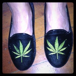 Marijuana leaf slippers