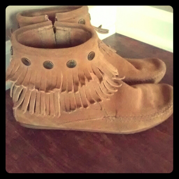 Minnetonka double fringe suede boots