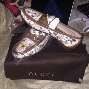 Authentic Gucci Bianco Flats with box & dust bag!