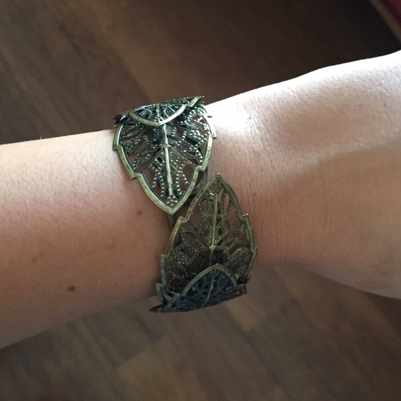 Detailed leaf bracelet