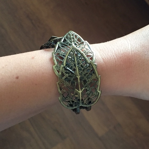 Detailed leaf bracelet - Picture 2 of 3