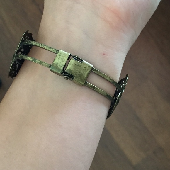 Detailed leaf bracelet - Picture 3 of 3