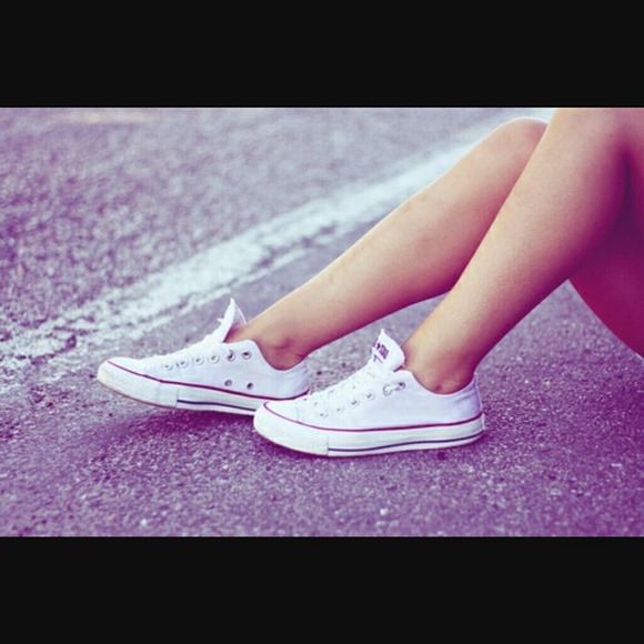 White converse (low top)
