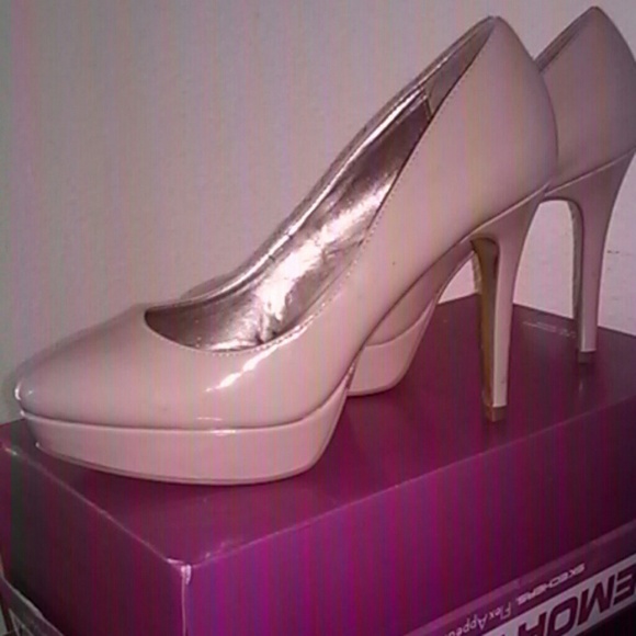 Nude pumps