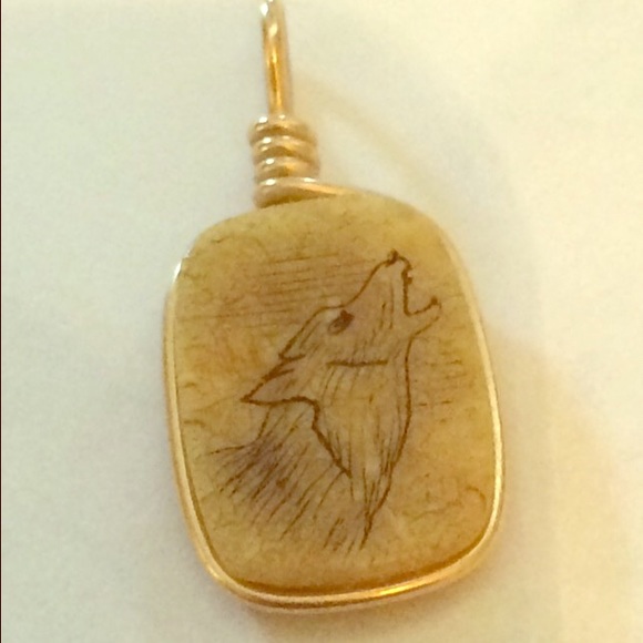 Vintage Eskimo Artisan pendant necklace wolf howls - Picture 1 of 3