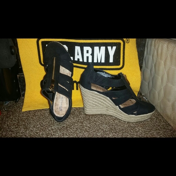 Strappy wedge