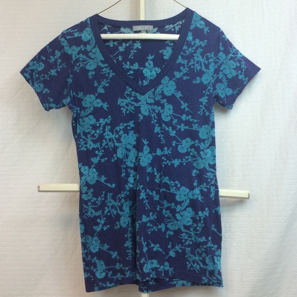 American Eagle V-Neck Shirt