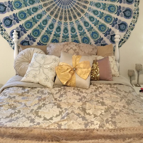 Bow pillow