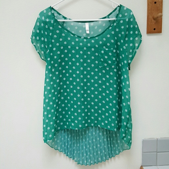 Cute green and white polka dot top!