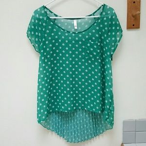 Cute green and white polka dot top!