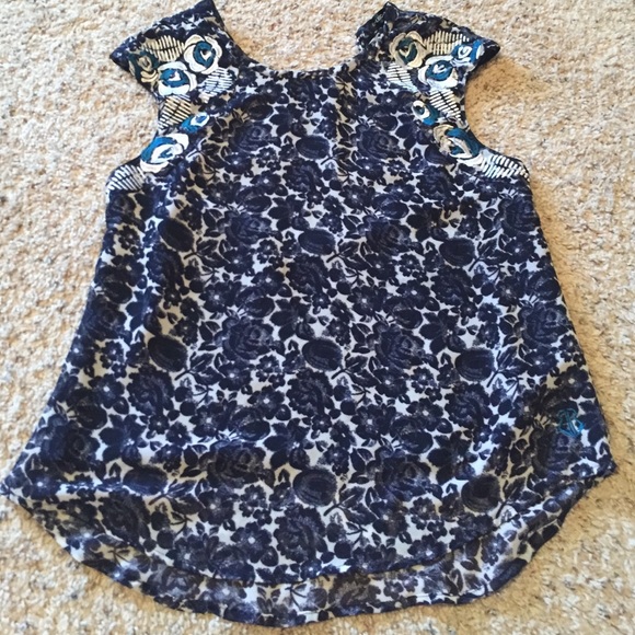 Roar Tops - NWOT blue and white floral top