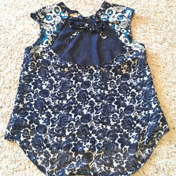 NWOT blue and white floral top - Picture 2 of 4