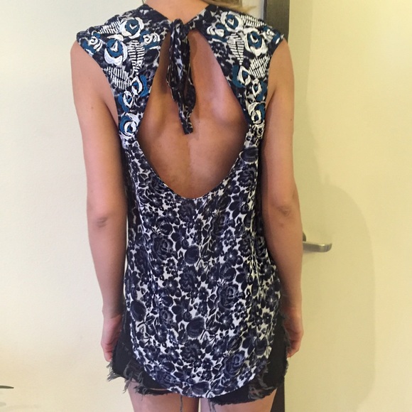 NWOT blue and white floral top - Picture 3 of 4