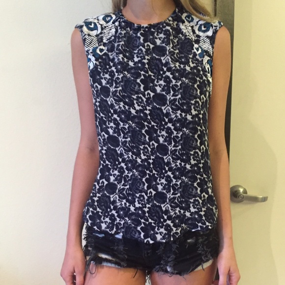 NWOT blue and white floral top - Picture 4 of 4