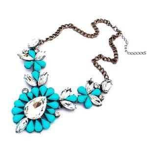 TURQUOISE CRYSTAL CHUNKY NECKLACE NWT