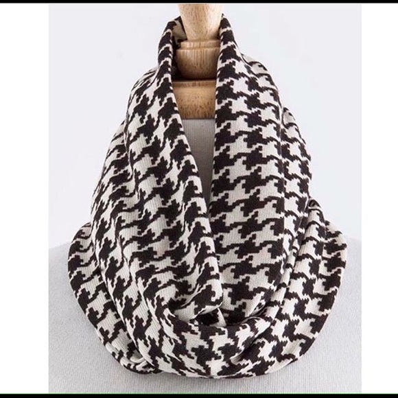 Accessories - Houndstooth scarf