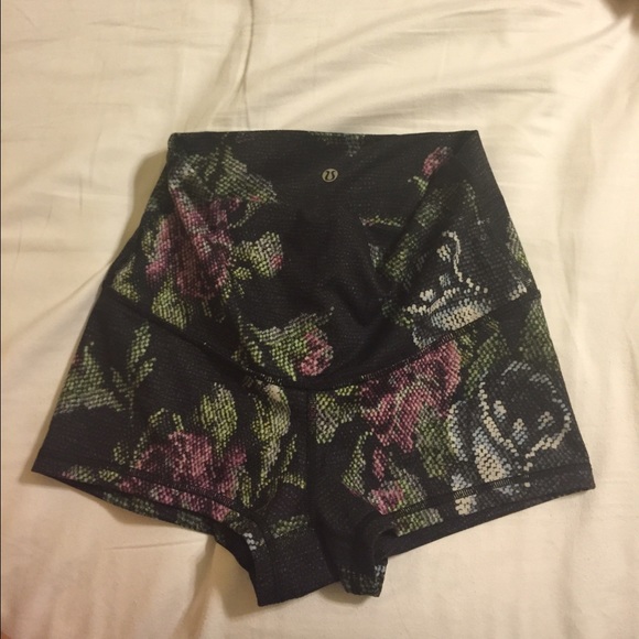 Lululemon NWOT garden party boogie shorts - Picture 3 of 4