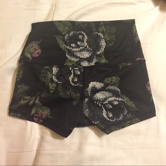 Lululemon NWOT garden party boogie shorts - Picture 4 of 4