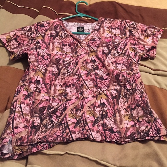 Extra small pink camo scrub top In great shape