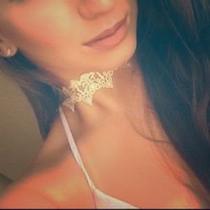 Lace choker